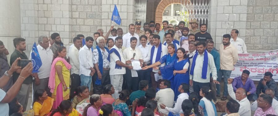 ದಲಿತ ಮಹಿಳೆ ಮೇಲೆ ದೌರ್ಜನ್ಯ ಪ್ರಕರಣ : ಆರೋಪಿಗಳ ಬಂಧನಕ್ಕೆ ಆಗ್ರಹಿಸಿ ಎಸ್ಪಿ ಕಚೇರಿಗೆ ಮುತ್ತಿಗೆ